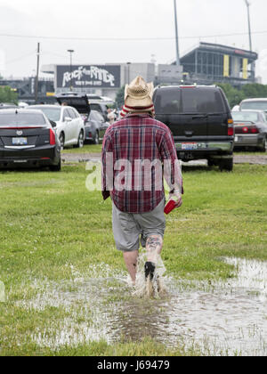 Columbus, OH, Stati Uniti d'America. 26 apr, 2015. 19 Maggio 2017 - Columbus, Ohio - giorno uno della roccia sulla gamma music festival a Mapfre Stadium è stato ammortizzato dopo le difficili condizioni atmosferiche attraversato Central Ohio. Festival funzionari suspened il festival ed evacuato lo stadio per più di tre ore per un sistema di tempesta che consisteva di un fulmine, pioggia e forte vento. Photo credit: Devin Simmons/AdMedia Credito: Devin Simmons/AdMedia/ZUMA filo/Alamy Live News Foto Stock