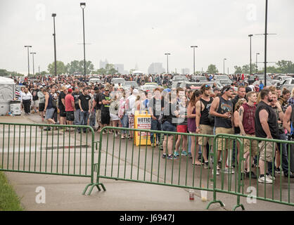 Columbus, OH, Stati Uniti d'America. 26 apr, 2015. 19 Maggio 2017 - Columbus, Ohio - giorno uno della roccia sulla gamma music festival a Mapfre Stadium è stato ammortizzato dopo le difficili condizioni atmosferiche attraversato Central Ohio. Festival funzionari suspened il festival ed evacuato lo stadio per più di tre ore per un sistema di tempesta che consisteva di un fulmine, pioggia e forte vento. Photo credit: Devin Simmons/AdMedia Credito: Devin Simmons/AdMedia/ZUMA filo/Alamy Live News Foto Stock