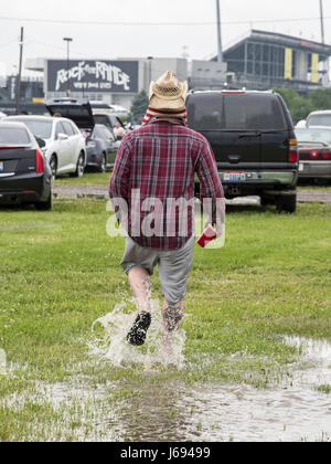 Columbus, OH, Stati Uniti d'America. 26 apr, 2015. 19 Maggio 2017 - Columbus, Ohio - giorno uno della roccia sulla gamma music festival a Mapfre Stadium è stato ammortizzato dopo le difficili condizioni atmosferiche attraversato Central Ohio. Festival funzionari suspened il festival ed evacuato lo stadio per più di tre ore per un sistema di tempesta che consisteva di un fulmine, pioggia e forte vento. Photo credit: Devin Simmons/AdMedia Credito: Devin Simmons/AdMedia/ZUMA filo/Alamy Live News Foto Stock