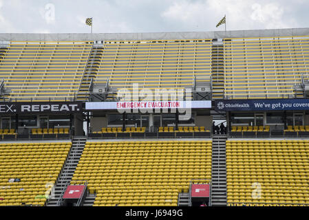 Columbus, OH, Stati Uniti d'America. 26 apr, 2015. 19 Maggio 2017 - Columbus, Ohio - giorno uno della roccia sulla gamma music festival a Mapfre Stadium è stato ammortizzato dopo le difficili condizioni atmosferiche attraversato Central Ohio. Festival funzionari suspened il festival ed evacuato lo stadio per più di tre ore per un sistema di tempesta che consisteva di un fulmine, pioggia e forte vento. Photo credit: Devin Simmons/AdMedia Credito: Devin Simmons/AdMedia/ZUMA filo/Alamy Live News Foto Stock