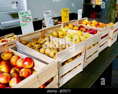 Bayeux, Francia, 20 maggio, 2017. Le mele locali in vendita presso il mercato del sabato. Credito: Cecile Marion/Alamy Live News. Foto Stock