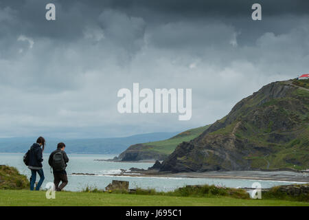 Aberystwyth Wales UK, Sabato 20 Maggio 2017 UK Meteo: nuvole scure e docce di pioggia dominano il giorno Aberystwyth su Cardigan Bay costa , West Wales Photo credit Keith Morris / Alamy Live News Foto Stock