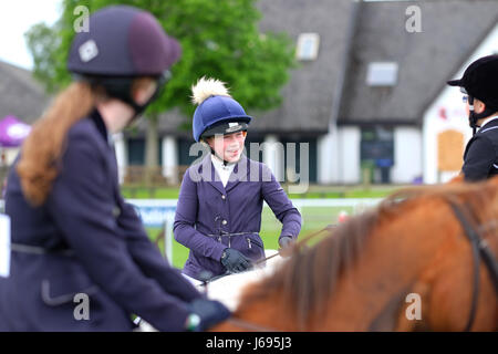 Royal Welsh Festival di Primavera, Builth Wells, Powys, Galles - Maggio 2017 - concorrenti nella junior show jumping event godetevi una risata mentre aspettavano il loro turno per inserire l'anello mostra presso il Royal Welsh Festa della Primavera. Credito: Steven Maggio/Alamy Live News Foto Stock