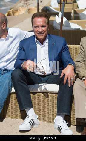 Cannes, Francia. Il 20 maggio 2017. Arnold Schwarzenegger al photocall per 'meraviglie del mare 3D' sulla spiaggia al settantesimo Festival de Cannes, Cannes, Francia. Credito: Sarah Stewart/Alamy Live News Foto Stock