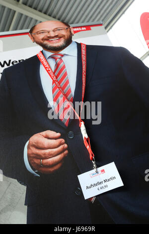 Schweinfurt, Germania. Il 20 maggio 2017. Un cartone stand-up display con il DOCUP il cancelliere candidato Martin Schulz con un prezzo di ·49.90 in occasione della conferenza della SPD bavarese in Schweinfurt, Germania, 20 maggio 2017. Foto: Karl-Josef Hildenbrand/dpa/Alamy Live News Foto Stock