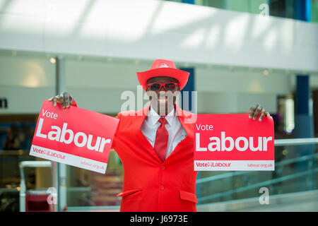 Flamboyant partito laburista britannico sostenitore vestito di rosso in un rally politici durante la campagna elettorale 2017 Foto Stock