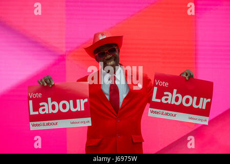 Flamboyant partito laburista britannico sostenitore vestito di rosso in un rally politici durante la campagna elettorale 2017 Foto Stock