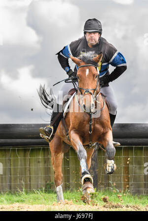 Il Castello di Rockingham motivi, Corby, Inghilterra. Sabato 20 Maggio 2017. Un unnamed pilota spagnolo e il suo cavallo salto un ostacolo nel cross country fase di Rockingham International Horse Trials sabato 20 maggio 2017 nella motivazione del normanno il Castello di Rockingham a Corby, Inghilterra. Credito: miscellanea/Alamy Live News Foto Stock