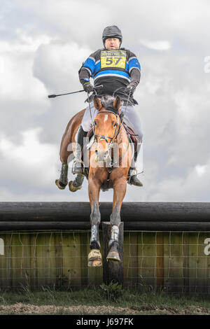 Il Castello di Rockingham motivi, Corby, Inghilterra. Sabato 20 Maggio 2017. Un unnamed pilota spagnolo e il suo cavallo salto un ostacolo nel cross country fase di Rockingham International Horse Trials sabato 20 maggio 2017 nella motivazione del normanno il Castello di Rockingham a Corby, Inghilterra. Credito: miscellanea/Alamy Live News Foto Stock