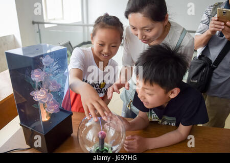 Hefei, cinese della provincia di Anhui. Il 20 maggio 2017. I bambini e i loro genitori sperimentano un "plasma ball' a Hefei, a est della capitale cinese della provincia di Anhui, 20 maggio 2017. Varie le attività si svolgono in tutta la Cina durante il 2017 National Science and Technology Week. Credito: Zhang Duan/Xinhua/Alamy Live News Foto Stock