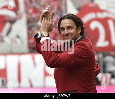 Ex Bayern Monaco giocatore Luca Toni saluta i sostenitori prima Bundesliga tedesca partita di calcio tra il Bayern Monaco e SC Freiburg in stadio Allianz Arena di Monaco di Baviera, Germania, il 20 maggio 2017. (EMBARGO CONDIZIONI - ATTENZIONE: grazie alle linee guida di accreditamento, il DFL consente solo la pubblicazione e utilizzazione di fino a 15 immagini per corrispondenza su internet e nei contenuti multimediali in linea durante la partita.) Foto: Angelika Warmuth//dpa Foto Stock