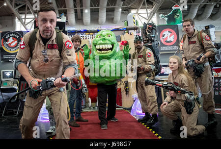 Hannover, Germania. Il 20 maggio 2017. Cosplayers vestiti come i Ghostbusters al fumetto di MCM Con ad Hannover, Germania, 20 maggio 2017. I fan dei fumetti e cosplayer provenienti da tutto il mondo saranno in grado di convergere sulla città per due giorni di convenzione per il 20 e 21 maggio 2017. Foto: Peter Steffen/dpa/Alamy Live News Foto Stock