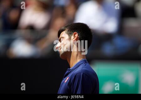 Roma, Italia. Il 20 maggio 2017. Novak Djokovic di Serbia reagisce durante l'quarterfinal match di uomini singoli contro Juan Martin Del Potro di Argentina presso l'Italian Open Tennis Tournament in Roma, Italia, 20 maggio 2017. Novak Djokovic ha vinto 2-0. Credito: Jin Yu/Xinhua/Alamy Live News Foto Stock