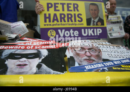 Elm Park, a est di Londra. Regno Unito. 20 Maggio 2017 - UKIP leader Paolo Nuttall visite Elm Park, East London, come la campagna continua nel costruire fino alle elezioni generali del 8 giugno 2017. Credito: Dinendra Haria/Alamy Live News Foto Stock