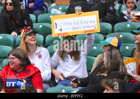 Londra, Regno Unito. Il 20 maggio 2017. Tre giovani donne con un segno di ottimismo alla finale del mondo HSBC Rugby Sevens serie. Credito: Michael Preston/Alamy Live News Foto Stock
