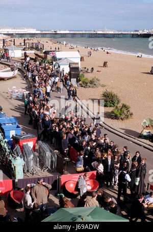 Brighton, Regno Unito. Il 20 maggio 2017. La folla in coda per uno della grande musica di fuga i luoghi del festival sul lungomare di cui gode il tardo pomeriggio di sole a Brighton con la previsione di impostare per riscaldarsi nei prossimi giorni di credito: Simon Dack/Alamy Live News Foto Stock
