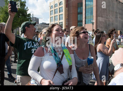 New Orleans, Louisiana USA Maggio 19, 2017: persone allegria in strada come preparare i lavoratori per rimuovere il 16 piedi di altezza statua del confederato generale Robert E. Lee, il quarto monumento commemorativo della Confederazione in città per essere rimossi su ordini di Sindaco Mitch Landrieu. Credito: Bob Daemmrich/Alamy Live News Foto Stock