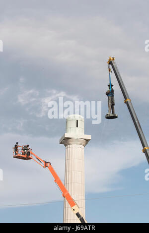 New Orleans, Louisiana USA Maggio 19, 2017: città dei lavoratori di armatura per il corpo e le maschere di rimuovere la statua del generale confederato Robert E. Lee dal suo piedistallo in New Orleans davanti ad un tifo folla di curiosi. Il 16-piede statua, in piedi su un 8 piedi di piedistallo sulla cima di un 60-piede colonna, è stata eretta nel 1884 in un prominente posizione nel centro cittadino. Sindaco Mitch Landrieu ordinato il controverso distacco della statua di Lee e tre altri monumenti alla Confederazione. Credito: Bob Daemmrich/Alamy Live News Foto Stock