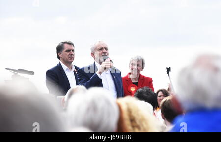 West Kirby, Inghilterra, Regno Unito. Il 20 maggio 2017. L -R Steve Rotheram, Jeremy Corbyn e Margaret Greenwood. Partito Laburista comizio elettorale - leader Jeremy Corbyn è accolto da una folla numerosa durante una visita a West Kirby a sostegno di Margaret Greenwood per la campagna per vincere in Wirral West. Credit David J Colbran / Alamy Live News Foto Stock