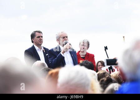 West Kirby, Inghilterra, Regno Unito. Il 20 maggio 2017. L -R Steve Rotheram, Jeremy Corbyn e Margaret Greenwood partito laburista comizio elettorale - leader Jeremy Corbyn è accolto da una folla numerosa durante una visita a West Kirby a sostegno di Margaret Greenwood per la campagna per vincere in Wirral West. Credit David J Colbran / Alamy Live News Foto Stock