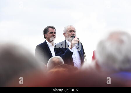 West Kirby, Inghilterra, Regno Unito. Il 20 maggio 2017. L -R Steve Rotheram, Jeremy Corbyn. Partito Laburista comizio elettorale - leader Jeremy Corbyn è accolto da una folla numerosa durante una visita a West Kirby a sostegno di Margaret Greenwood per la campagna per vincere in Wirral West. Credit David J Colbran / Alamy Live News Foto Stock