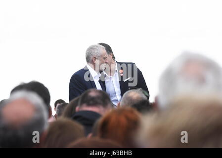 West Kirby, Inghilterra, Regno Unito. Il 20 maggio 2017. Partito Laburista comizio elettorale - leader Jeremy Corbyn è accolto da una folla numerosa durante una visita a West Kirby a sostegno di Margaret Greenwood per la campagna per vincere in Wirral West. Credit David J Colbran / Alamy Live News Foto Stock