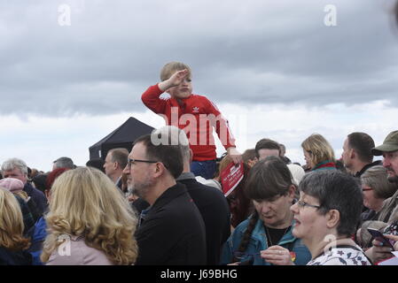 West Kirby, Inghilterra, Regno Unito. Il 20 maggio 2017. Partito Laburista comizio elettorale - leader Jeremy Corbyn è accolto da una folla numerosa durante una visita a West Kirby a sostegno di Margaret Greenwood per la campagna per vincere in Wirral West. Credit David J Colbran / Alamy Live News Foto Stock