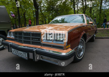 Russia, Mosca. Sabato 20 Maggio, 2017. Una mostra di auto d'epoca e cicli del motore è in corso in Sokolniki parco divertimenti. Circa 200 auto e biciclette sono esposte all'aria aperta, tra cui molti fatti sovietica e delle automobili da Svezia, Germania, Stati Uniti d'America, il Giappone e gli altri paesi del mondo. Un sacco di persone visitano la mostra nonostante i reietti giorno. Retrò American Buick auto sul display nel parco. Credito: Alex Immagini/Alamy Live News Foto Stock