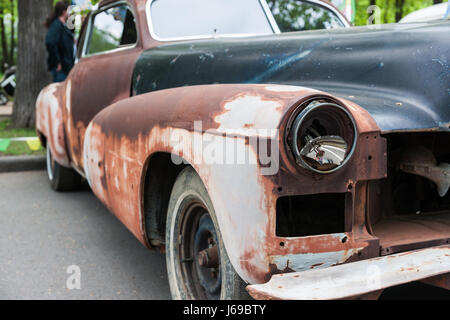 Russia, Mosca. Sabato 20 Maggio, 2017. Una mostra di auto d'epoca e cicli del motore è in corso in Sokolniki parco divertimenti. Circa 200 auto e biciclette sono esposte all'aria aperta, tra cui molti fatti sovietica e delle automobili da Svezia, Germania, Stati Uniti d'America, il Giappone e gli altri paesi del mondo. Un sacco di persone visitano la mostra nonostante i reietti giorno. Alcuni relitto di una grande vettura americana. Davvero vintage e antico. Credito: Alex Immagini/Alamy Live News Foto Stock