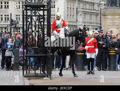 Londra, Regno Unito. Il 20 maggio 2017. Cambio della guardia, la Sfilata delle Guardie a Cavallo, Whitehall di Londra il 20 maggio 2017 Credit: KEITH MAYHEW/Alamy Live News Foto Stock