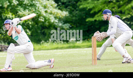 Firle Cricket Club, Firle, East Sussex, Regno Unito. Il 20 maggio 2017. Firle Cricket Club 1XI Vs Barcombe Cricket Club 1a XI. Credito: Alan Fraser/Alamy Live News Foto Stock
