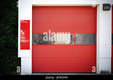 Mainz, Germania - 14 Maggio 2017: la voce e la porta di uscita del garage del volontario vigili del fuoco Mainz-Marienborn il 14 maggio 2017 in Mainz. Foto Stock