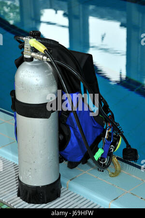 Dive diving sport piscina coperta diving outfit aria compressa pubblico Foto Stock