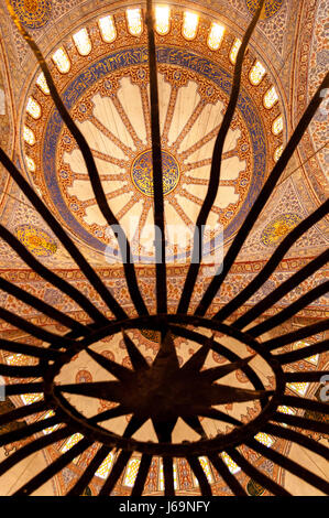 Il bellissimo tetto di Hagia Sophia, Istanbul, attraverso la silhouette di un lampadario a bracci. Foto Stock