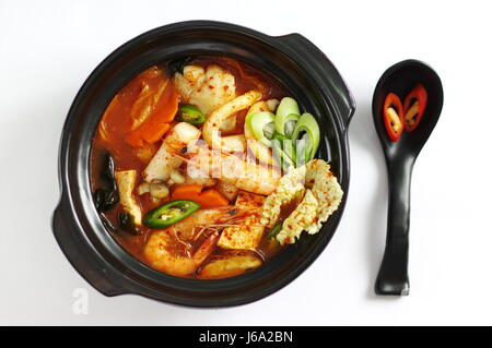 Zuppa di pesce con la torta di riso e tofu, gamberetti, polipetti, funghi e carote Foto Stock