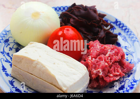 Tofu fresco, cipolla, pomodoro, carne di manzo e funghi Foto Stock