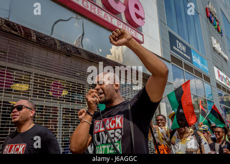 In onore del 92º Anniversario della nascita di nero eroe nazionale, Malcolm X, il 19 maggio 2017; membri del dicembre xii movimento, nero vive questione maggiore di New York e Harlem residenti riuniti fuori Adam Clayton Powell Ufficio statale edificio, 163 W. 125th Street per tenere la ventottesima annuale potenza nero "Chiudere 'Em All" rally e marzo. Foto Stock