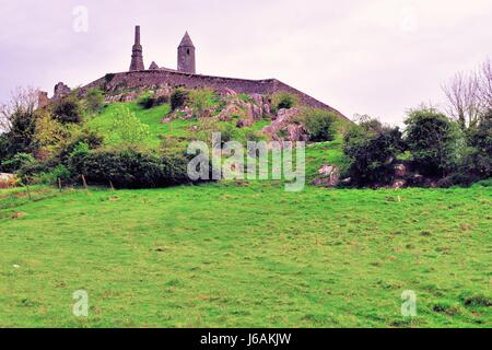 La Rocca di Cashel sollevandosi al di sopra della campagna irlandese in Cashel, nella contea di Tipperary, Irlanda. Foto Stock