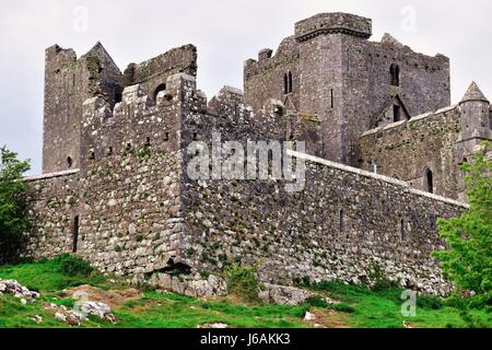 La Rocca di Cashel sollevandosi al di sopra della campagna irlandese in Cashel, nella contea di Tipperary, Irlanda. Foto Stock