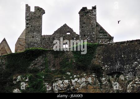 La Rocca di Cashel sollevandosi al di sopra della campagna irlandese in Cashel, nella contea di Tipperary, Irlanda. Foto Stock