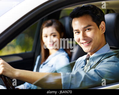 Giovani asiatici giovane godendo di corsa in auto. Foto Stock