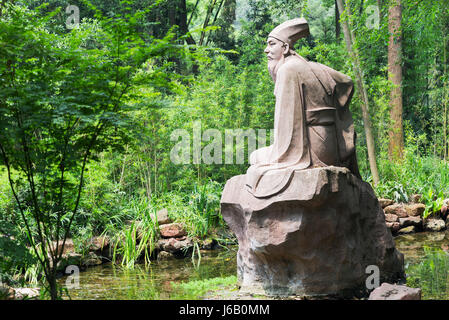 Meishan, nella provincia di Sichuan, in Cina - il Apr 30, 2017: Su Shi poeta scultura in Meishan Foto Stock