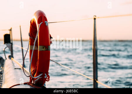 Red salvagente su una nave da crociera Foto Stock