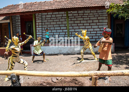 Gli abitanti di un villaggio di ballare, museo di scultura, Kaneri matematica, Kolhapur, Maharashtra Foto Stock