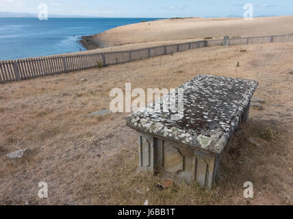 Cimitero abbandonato vicino Darlington, Maria Island, la Tasmania. L'isola i morti venivano sepolti qui dal 1825 al 1942. Foto Stock