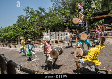 Gli abitanti di un villaggio suona tamburi, museo di scultura, Kaneri matematica, Kolhapur, Maharashtra Foto Stock