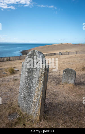 Cimitero abbandonato vicino Darlington, Maria Island, la Tasmania. L'isola i morti venivano sepolti qui dal 1825 al 1942. Foto Stock