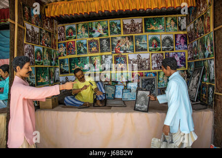 Negozio di vendita Dio dipinti, museo di scultura, Kaneri matematica, Kolhapur, Maharashtra Foto Stock