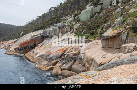 Haunted Bay, che si affaccia sul Mare di Tasman, in Tasmania, la Maria Island National Park Foto Stock