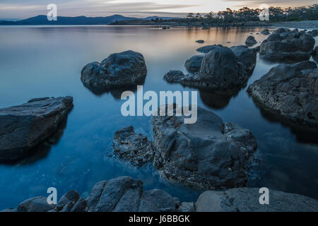 Calma e tranquilla come acqua di sera si avvicina a un campeggio in Tasmania, la Maria Island National Park, un popolare escursioni, campeggio, e trekking in loco. Foto Stock